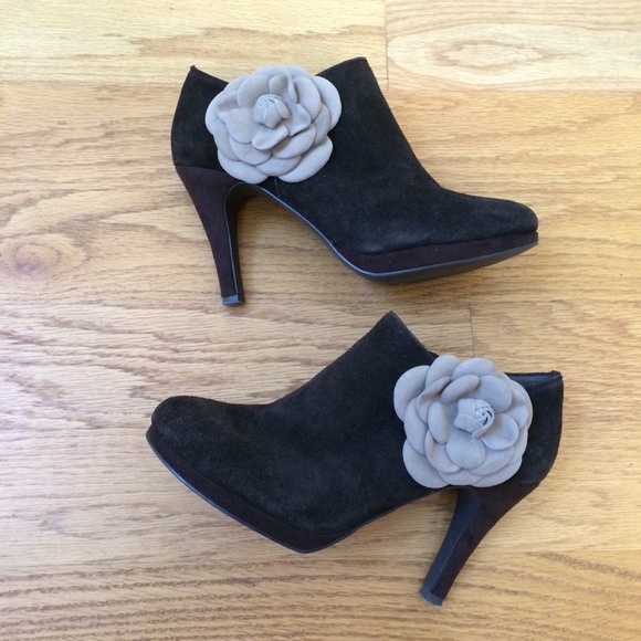 D:Fuse suede ankle boots with 3D flowers brown 8.5 - Picture 5 of 7
